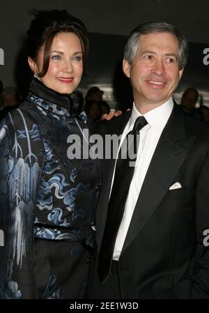 Lynda Carter und ihr Ehemann Robert A. Altman nehmen am 5. Dezember 2004 an der jährlichen Kennedy Center Honors Gala 27th im Opernhaus des Kennedy Center in Washington, DC Teil. Foto: Henry McGee/MediaPunch Stockfoto