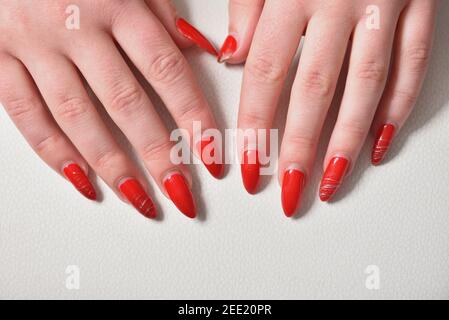 Weibliche Hände mit nachwachsende rote Gel Nägel close-up Stockfoto
