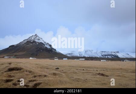 Schöner vulkanischer Gipfel von Gatklettur auf Islands Halbinsel Snaefellsnes. Stockfoto