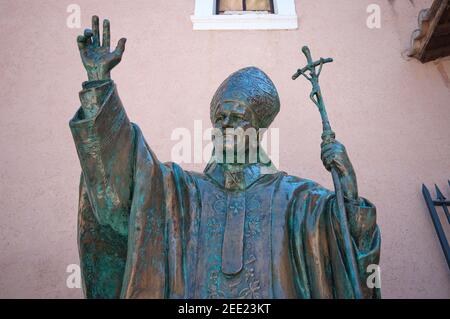 Bronzestatue von Papst Giovanni Paolo II in Santuario della Mentorella (Heiligtum von Mentorella) in der Nähe von Guadagnolo, Prenestini Berge, Latium, Italien Stockfoto