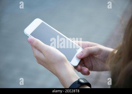 Beschnittene Ansicht der Hände der Frau, die das Smartphone halten Stockfoto