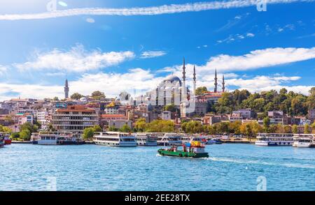 Eminonu Pier mit Schiffen und Suleymaniye Moschee im Hintergrund, Blick vom Golden Horn Inlet, Istanbul Stockfoto