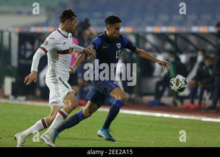 Sofia, Bulgarien - 15. November 2020: Bulgariens Strahil Popov (L) im Einsatz mit Finnlands Pyry Soiri (R) während der Gruppenphase der UEFA Nations League, Stockfoto