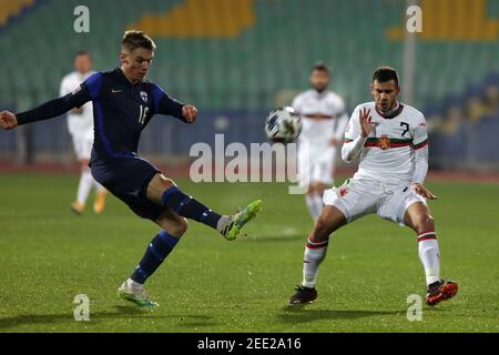 Sofia, Bulgarien - 15. November 2020: Bulgariens Dominic Yankov (R) im Einsatz mit Finnlands Robert Taylor (L) während der UEFA Nations League-Gruppe sta Stockfoto