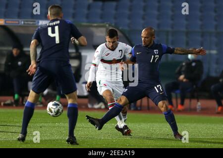 Sofia, Bulgarien - 15. November 2020: Bulgariens Dominic Yankov (C) im Einsatz mit Finnlands Nikolai Alho (R) während der UEFA Nations League Gruppenphase Stockfoto