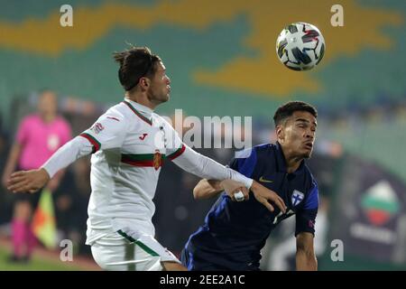 Sofia, Bulgarien - 15. November 2020: Bulgariens Strahil Popov (L) im Einsatz mit Finnlands Pyry Soiri (R) während der Gruppenphase der UEFA Nations League, Stockfoto