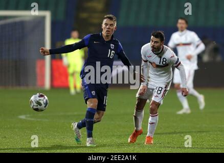 Sofia, Bulgarien - 15. November 2020: Bulgariens Galin Ivanov (R) im Einsatz mit Finnlands Robert Taylor (L) während der UEFA Nations League Gruppenphase Stockfoto