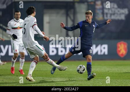 Sofia, Bulgarien - 15. November, 2020: Bulgariens Kristian Dimitrov (L) im Einsatz mit Finnlands Marcus Forss (R) während der UEFA Nations League Gruppe Stockfoto