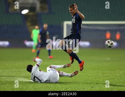 Sofia, Bulgarien - 15. November 2020: Bulgariens Birsent Karagaren (L) im Einsatz mit Finnlands Jere Uronen (R) während der UEFA Nations League-Gruppe st Stockfoto