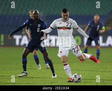 Sofia, Bulgarien - 15. November 2020: Bulgariens Aleksandar Tsvetkov (R) im Einsatz mit Finnlands Glen Kamara (L) während der UEFA Nations League-Gruppe Stockfoto