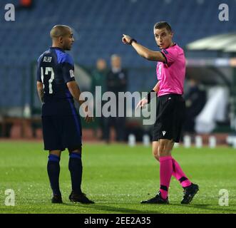 Sofia, Bulgarien - 15. November, 2020: Schiedsrichter Donatas Rumsas (R) spricht mit Finnlands Nikolai Alho (L) während der UEFA Nations League Gruppenphase, Liga Stockfoto