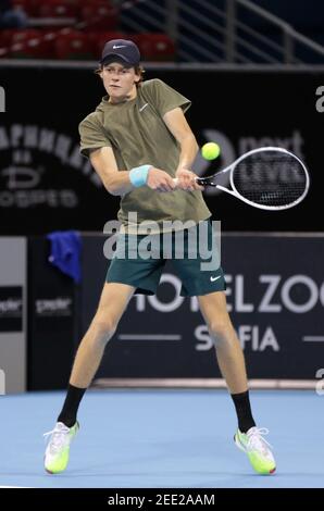 Sofia, Bulgarien - 10. November 2020: Italiens Jannik Sinner im Kampf gegen Ungarns Marton Fucsovics während der ATP 250 Sofia Open Qualifications. Stockfoto