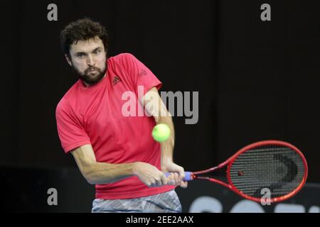 Sofia, Bulgarien - 10. November 2020: Der französische Gilles Simon im Kampf gegen den slowakischen Andrej Martin während der ATP 250 Sofia Open Qualifications. Stockfoto