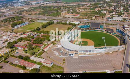 Luftaufnahme des Francisco Carranza Limón Stadions. Gesamtansicht des Algodoneros Stadions in Guasave, Sinaloa Mexiko. Guasave Mexiko. Am 7. Februar 2021 in Mazatlan, Mexiko. (Foto von Luis Gutierrez/Norte Photo/) Vista aérea del Estadio Francisco Carranza Limón. Vista General del estadio Algodoneros en Guasave, Sinaloa México. Guasave México. el 7 de febrero de 2021 en Mazatlán, México. (Foto von Luis Gutierrez / Foto Norte /) Stockfoto