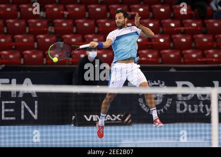 Sofia, Bulgarien - 12. November, 2020: Der Italiener Salvatore Caruso im Einsatz während seines Viertelfinalmatches gegen den Franzosen Richard Gasquet während des Sofs Stockfoto