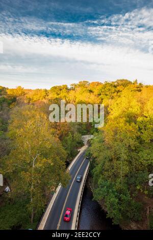 Luftaufnahme der Straße, die in einen Herbstwald führt, Rock Creek Parkway, Washington, DC. Stockfoto