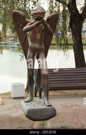 Der Schutzengel von Belarus auf der Insel des Mutes und der Trauer, auch bekannt als die Insel der Tränen, Gedenkstätte in Minsk. Stockfoto