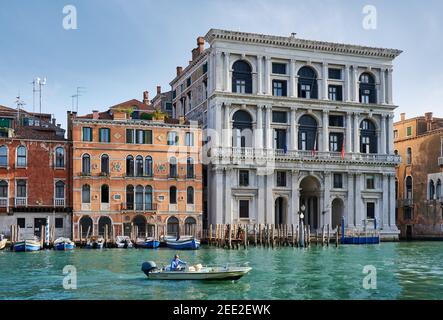 Palazzo Grimani di San Luca (Corte d'Appello), typisch venezianische Hausfassaden am Canal Grande, Venedig, Venetien, Italien Stockfoto