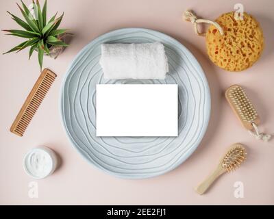 Umweltfreundliche Bad-Accessoires auf Koralle Farbe Hintergrund. Banner Mockup für Öko-Shop oder Schönheitssalon. Minimalistischer Stil. Zero Waste Konzept. Stockfoto