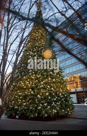 Ein großer Weihnachtsbaum im Stadtzentrum von Washington DC ist mit Lichtern und Ornamenten für die Winterfeiertage geschmückt. Stockfoto