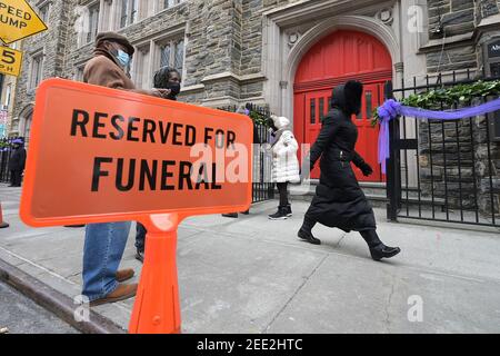 New York, USA. Februar 2021, 15th. Menschen am Ausgang der öffentlichen Besichtigung der Schauspielerin Cicely Tyson in der Abessinian Baptist Church im Stadtteil Harlem von Manhattan, New York, NY, 15. Februar 2021. Tyson starb im Alter von 96 Jahren am 28. Januar 2021 nach einer langen Karriere von mehr als sieben Jahrzehnten. (Foto von Anthony Behar/Sipa USA) Quelle: SIPA USA/Alamy Live News Stockfoto