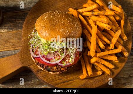 Gesunder Bio Veganer Quinoa Burger mit Gemüse und Pommes Stockfoto