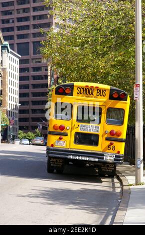 BOSTON, VEREINIGTE STAATEN - Jun 11, 2007: Typische gelbe amerikanische Schule, aber auf der Straße in der Nähe eines Geschäftsviertels in Boston, Massachusetts. Stockfoto