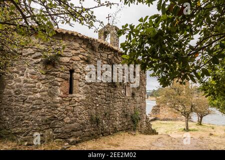 Catoira, Spanien. Die Torres de Oeste (Westtürme), ein ummauerter Komplex von Burgruinen in Galicien, umgeben von Sümpfen Stockfoto