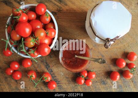 Kirschtomate und Chili Konfitüre in einem Glas konserviert Stockfoto