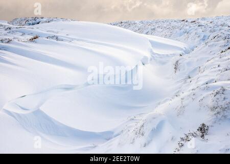 Schneeverwehungen auf Kinder Scout im Winterschnee, Peak District National Park, Großbritannien Stockfoto