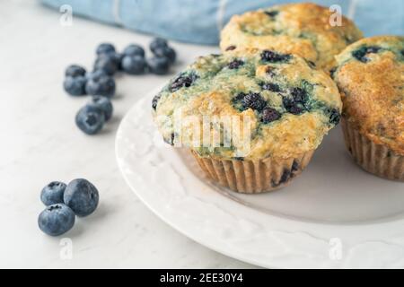 Hausgemachte Blaubeer-Muffins frisch in der heimischen Küche gebacken. Stockfoto