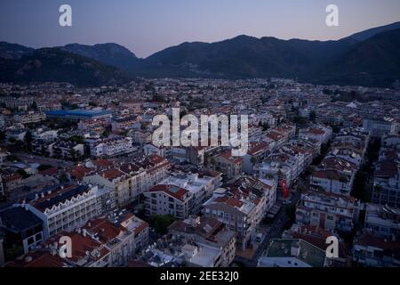 Panoramablick auf die Stadt Marmaris bei Sonnenuntergang. Stockfoto