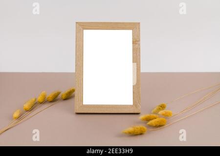 Ein Bilderrahmen mit Dekoration aus Weizen und Zweigen Stockfoto