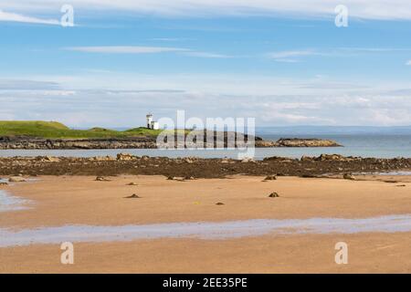 Elie Ruby Bay (Elie Woodhaven) Beach und Elie Ness Lighthouse, Elie, Fife, Schottland, Großbritannien Stockfoto
