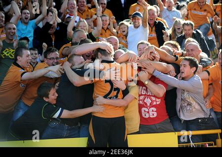 Fußballspieler Kevin Doyle feiert sein erstes Tor mit Wolves-Fans Wolverhampton Wanderers / Fulham in Molineux 20/9/09 2-1 Stockfoto