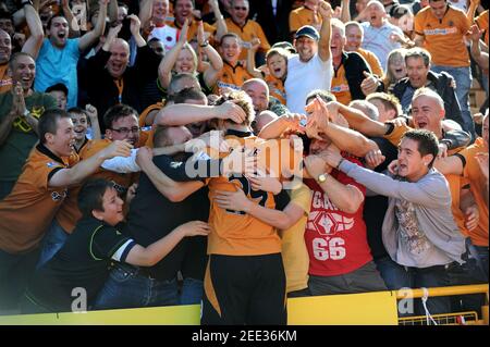 Fußballspieler Kevin Doyle feiert sein erstes Tor mit Wolves-Fans Wolverhampton Wanderers / Fulham in Molineux 20/9/09 2-1 Stockfoto