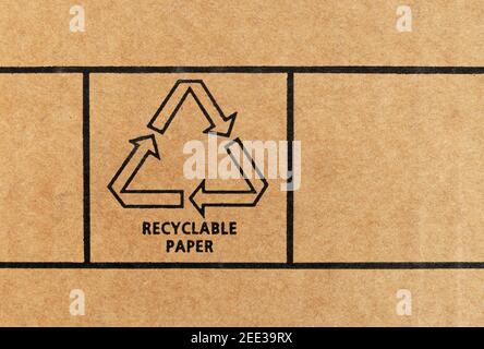 Zeichen von recycelbarem Papier auf recyceltem Karton gedruckt. Nahaufnahme. Stockfoto