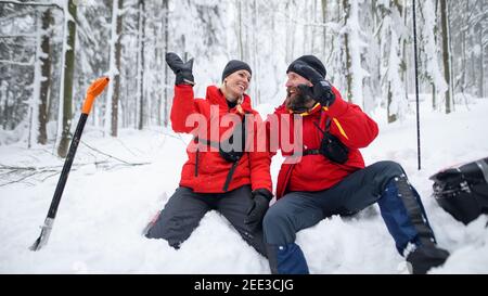 Bergrettungsdienst auf Betrieb im Freien im Winter im Wald, geben figh fünf. Stockfoto