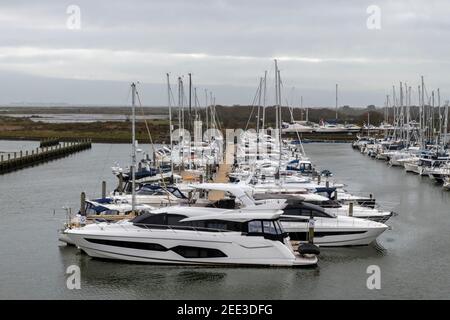 In der Marina in lymington im neuen Wald hampshire, großbritannien, können Sie Motorboote und Yachten neben Ponton-Liegeplätzen nutzen Stockfoto