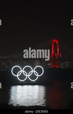 Tokio, Japan. 04th. Juni 2020. Das Tokyo Olympics (Tokyo 2020) Denkmal auf dem Wasser in Daiba, Tokyo, und die Tokyo Port Bridge (Regenbogenbrücke), wo ein Tokyo Alert für einen COVID-19 am 4. Juni 2020 in Tokyo, Japan, ausgestellt wurde. Die Spiele sollten ursprünglich am 24. Juli 2020 beginnen, wurden aber aufgrund der Covid-19-Pandemie verzögert. Die Spiele wurden vorläufig für den 23. Juli 2021 verschoben. (Foto von Kazuki Oishi/Sipa USA)**Japan out** Credit: SIPA USA/Alamy Live News Stockfoto