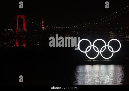 Tokio, Japan. 04th. Juni 2020. Das Tokyo Olympics (Tokyo 2020) Denkmal auf dem Wasser in Daiba, Tokyo, und die Tokyo Port Bridge (Regenbogenbrücke), wo ein Tokyo Alert für einen COVID-19 am 4. Juni 2020 in Tokyo, Japan, ausgestellt wurde. Die Spiele sollten ursprünglich am 24. Juli 2020 beginnen, wurden aber aufgrund der Covid-19-Pandemie verzögert. Die Spiele wurden vorläufig für den 23. Juli 2021 verschoben. (Foto von Kazuki Oishi/Sipa USA)**Japan out** Credit: SIPA USA/Alamy Live News Stockfoto