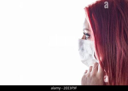 Seitenansicht Nahaufnahme Porträt einer Frau mit medizinischer Maske. Auf dem Foto ist genügend Platz für Ihren Text. Stockfoto