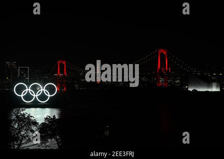 Tokio, Japan. 04th. Juni 2020. Das Tokyo Olympics (Tokyo 2020) Denkmal auf dem Wasser in Daiba, Tokyo, und die Tokyo Port Bridge (Regenbogenbrücke), wo ein Tokyo Alert für einen COVID-19 am 4. Juni 2020 in Tokyo, Japan, ausgestellt wurde. Die Spiele sollten ursprünglich am 24. Juli 2020 beginnen, wurden aber aufgrund der Covid-19-Pandemie verzögert. Die Spiele wurden vorläufig für den 23. Juli 2021 verschoben. (Foto von Kazuki Oishi/Sipa USA)**Japan out** Credit: SIPA USA/Alamy Live News Stockfoto