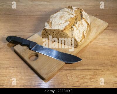 Frisch gebackenes aromatisches Brot. Brot in einem Schnitt. Duftendes Gebäck aus der Nähe. Hausgemachtes Sauerteigbrot. Handgefertigt. Esstrends. Verschiedene Arten von frischer Brea Stockfoto