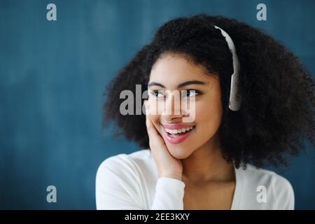 Portrait einer jungen Frau mit Kopfhörern zuhause, Musik hören. Stockfoto