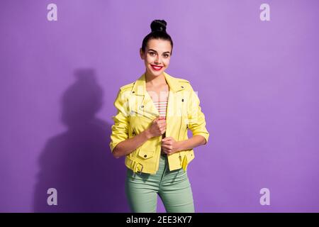 Foto von ziemlich cool Jugend Mädchen berühren Hände Lederjacke Isoliert über violettem Hintergrund Stockfoto