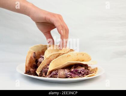 Traditionelle mexikanische Birria Tacos mit Koriander und Zwiebel auf der Oberseite. Street Food aus Mexiko. Beruhigendes Essen. Stockfoto