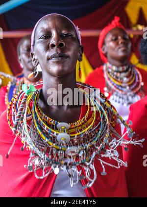 Nairobi, Kenia. Februar 2021, 14th. Maasai Frauen auf ihren bunten Kleidern gekleidet werden gesehen, wie sie ihre Tanzbewegungen und traditionellen Lieder während eines Sonntagsgottesdienstes in der Methodistischen Kirche Olekimunke in Kajiado vorführen. Quelle: Donwilson Odhiambo/ZUMA Wire/Alamy Live News Stockfoto