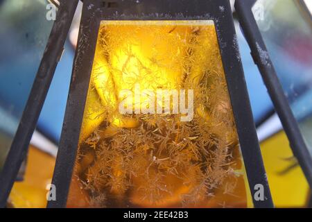 Schneemuster auf farbigen Gläsern einer Taschenlampe auf einem Frostiger Tag Stockfoto