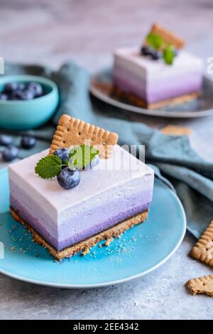 Köstliche No Bake Blaubeeren Käsekuchen gekrönt mit frischen Beeren Stockfoto